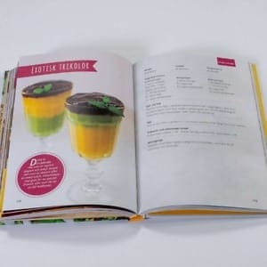 Uppslag i Vegosmart kokbok med desserter i glas