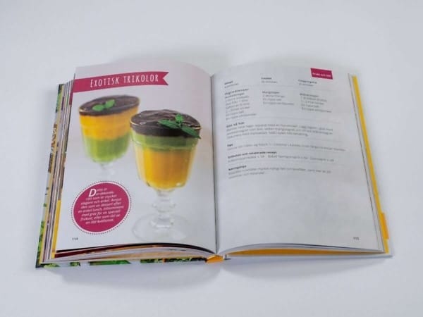 Uppslag i Vegosmart kokbok med desserter i glas